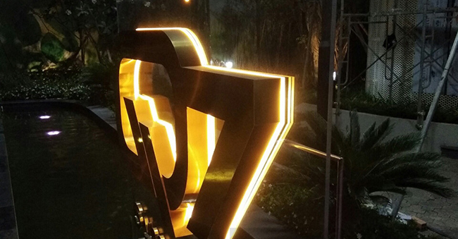 chữ mica hút nổi đẹp