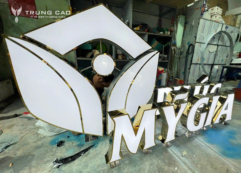 Chữ inox trắng lồng mặt mica hút nổi